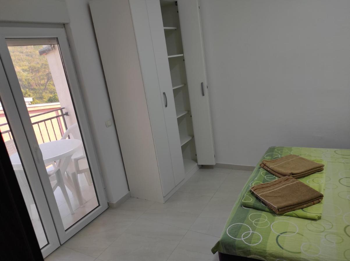 Apartment Perutovic Sutomore Exterior photo