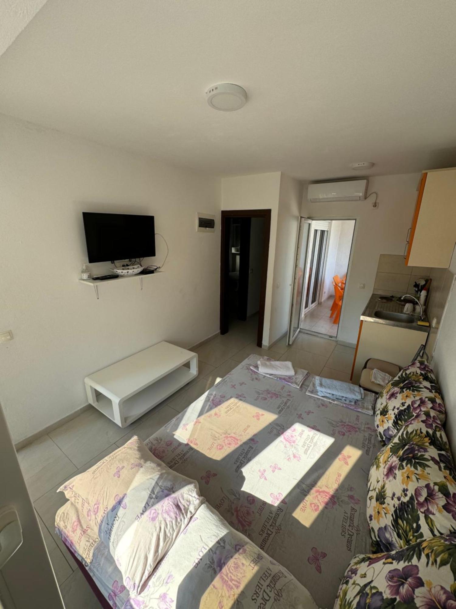 Apartment Perutovic Sutomore Exterior photo