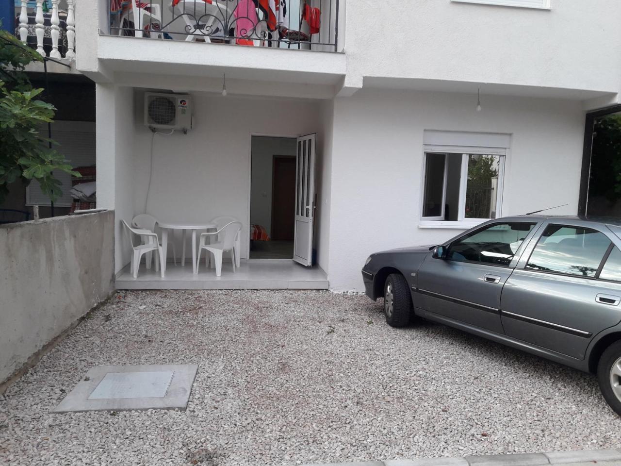 Apartment Perutovic Sutomore Exterior photo