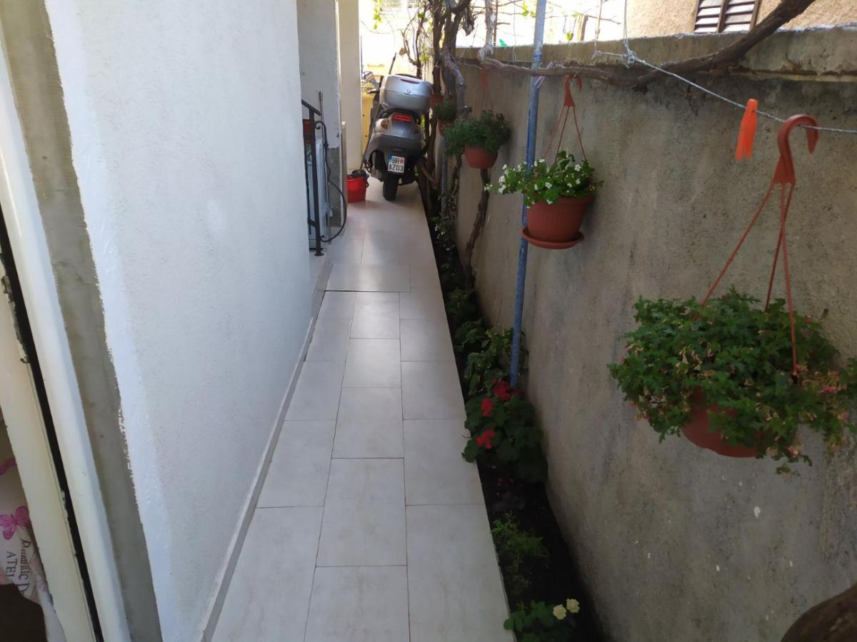Apartment Perutovic Sutomore Exterior photo
